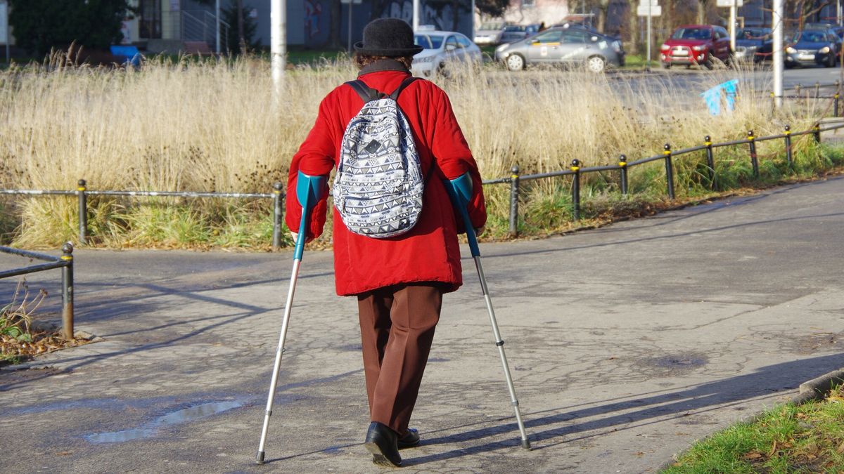 Seniorzy mogą skorzystać z kilku ulg oferowanych przez państwo w 2023 r.