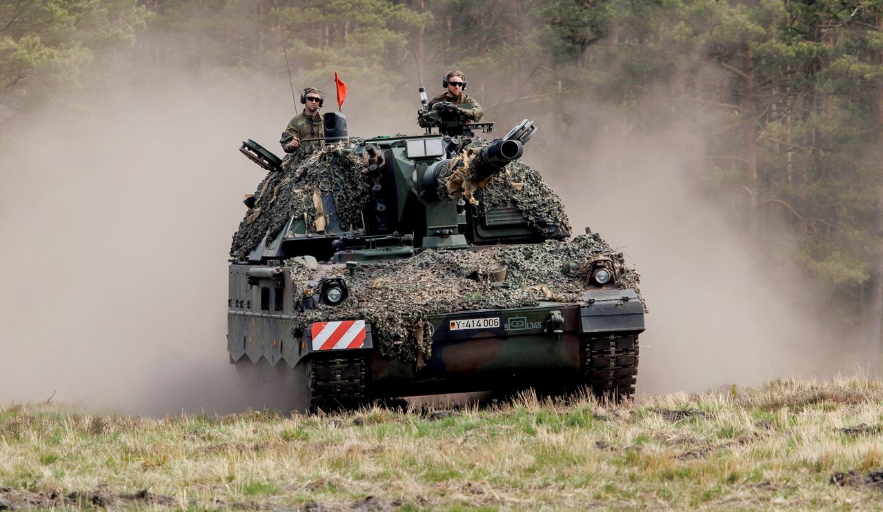 In the photo, the German self-propelled howitzer Panzerhaubitze 2000, which uses 155 mm ammunition.