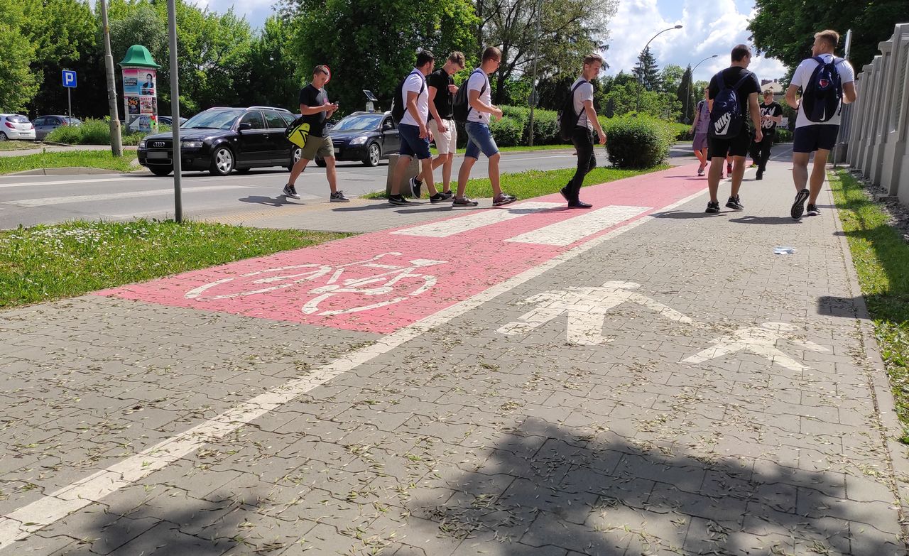 Przepuścił rowerzystów, od razu pożałował. Wymusili pierwszeństwo