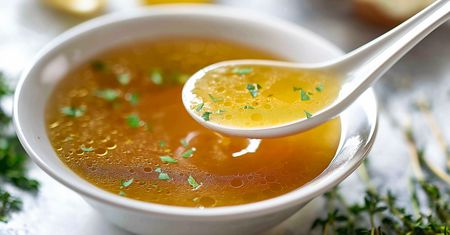 Babcia wrzucała do rosołu dwie sztuki. Zupa miała taki smak, że nikt nawet nie pytał o maggi
