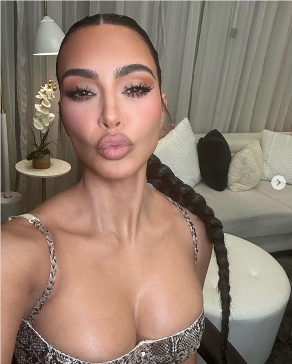 Kim Kardashian pręży słynne krągłości w skórzanym bikini