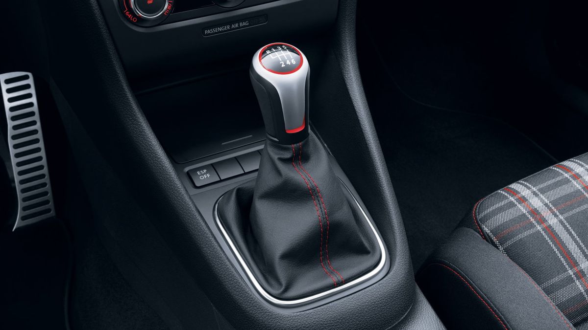 Klasyczny drążek stanowi coraz rzadszy widok w nowych autach.