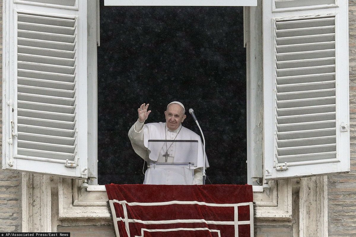 Papież Franciszek z okna swojej pracowni wychodzącej na plac Świętego Piotra