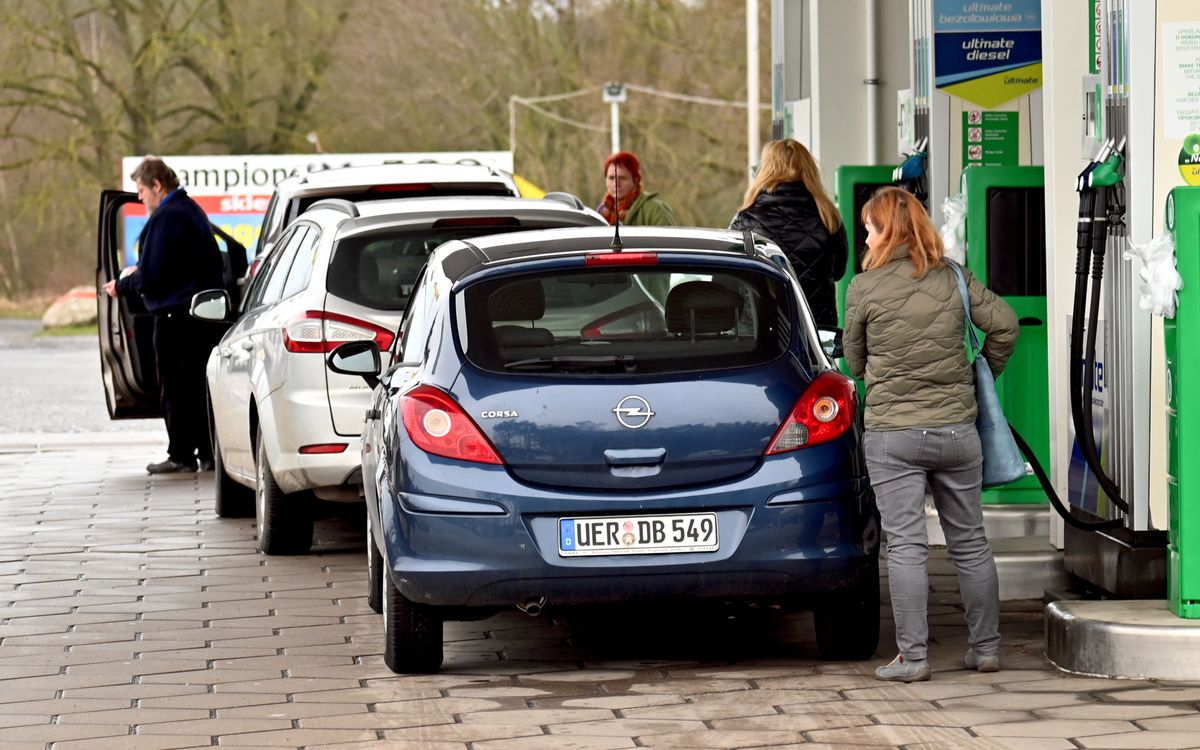 Po trwającym niedługo okresie obniżek cen paliw kierowcy muszą liczyć się z kolejnymi podwyżkami 
