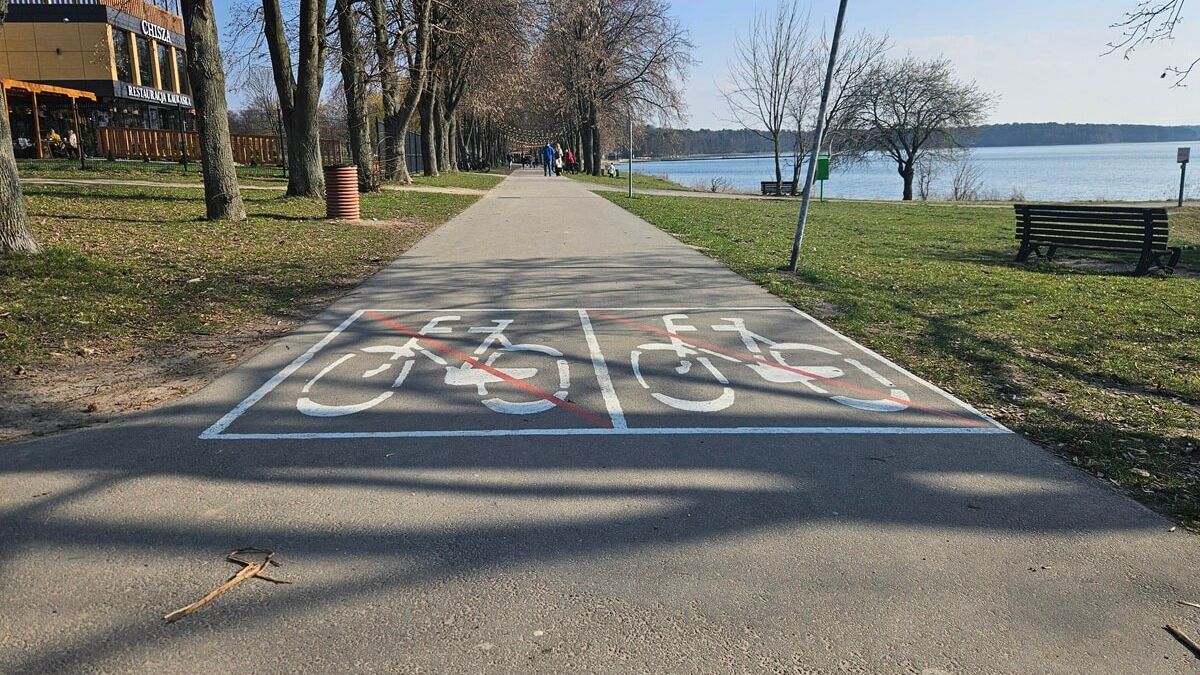 Znak informujący o zakazie jazdy rowerem po ścieżce przy Zalewie Zemborzyckim