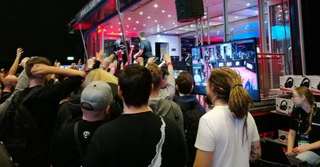 IEM 2019. HyperX z mobilną areną i giętkimi słuchawkami
