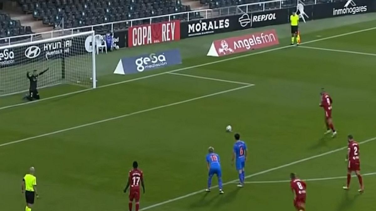 Jaume Domenech próbuje obronić rzut karny