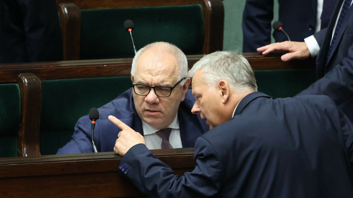 61. posiedzenie Sejmu IX kadencjiFot. Piotr Molecki/East News, Warszawa, 15.09.2022. 61. posiedzenie Sejmu IX kadencji.N/z: Jacek Sasin, Marek SuskiPiotr Molecki