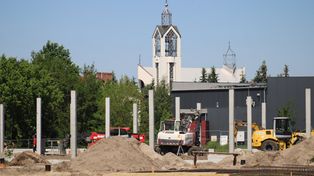 Budowa parku handlowego w Nowej Dębie. Trwa wznoszenie konstrukcji obiektów pod market i sklepy