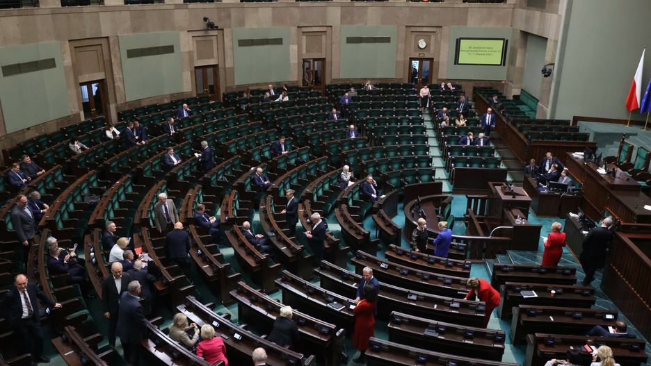 Gorący dzień w Sejmie. Ważą się losy miliardów dla Polski