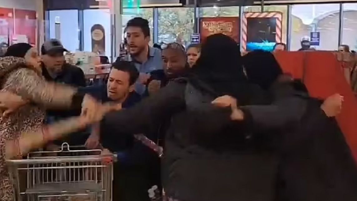 Kobiety pobiły się papierem świątecznym.