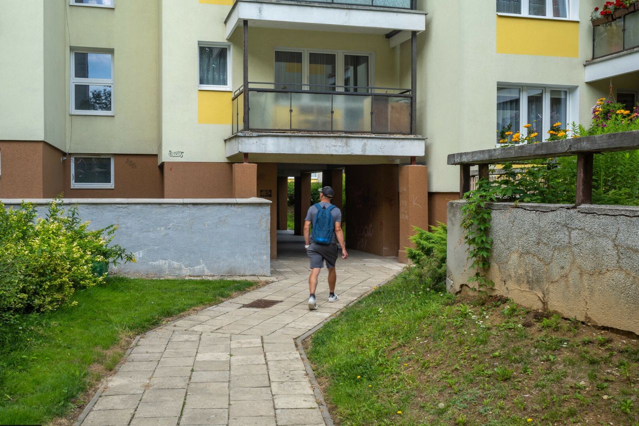 "Bezpieczny Kredyt 2%" faktycznie jest bezpieczny? Sprawdzamy, czym rząd kusi młodych Polaków