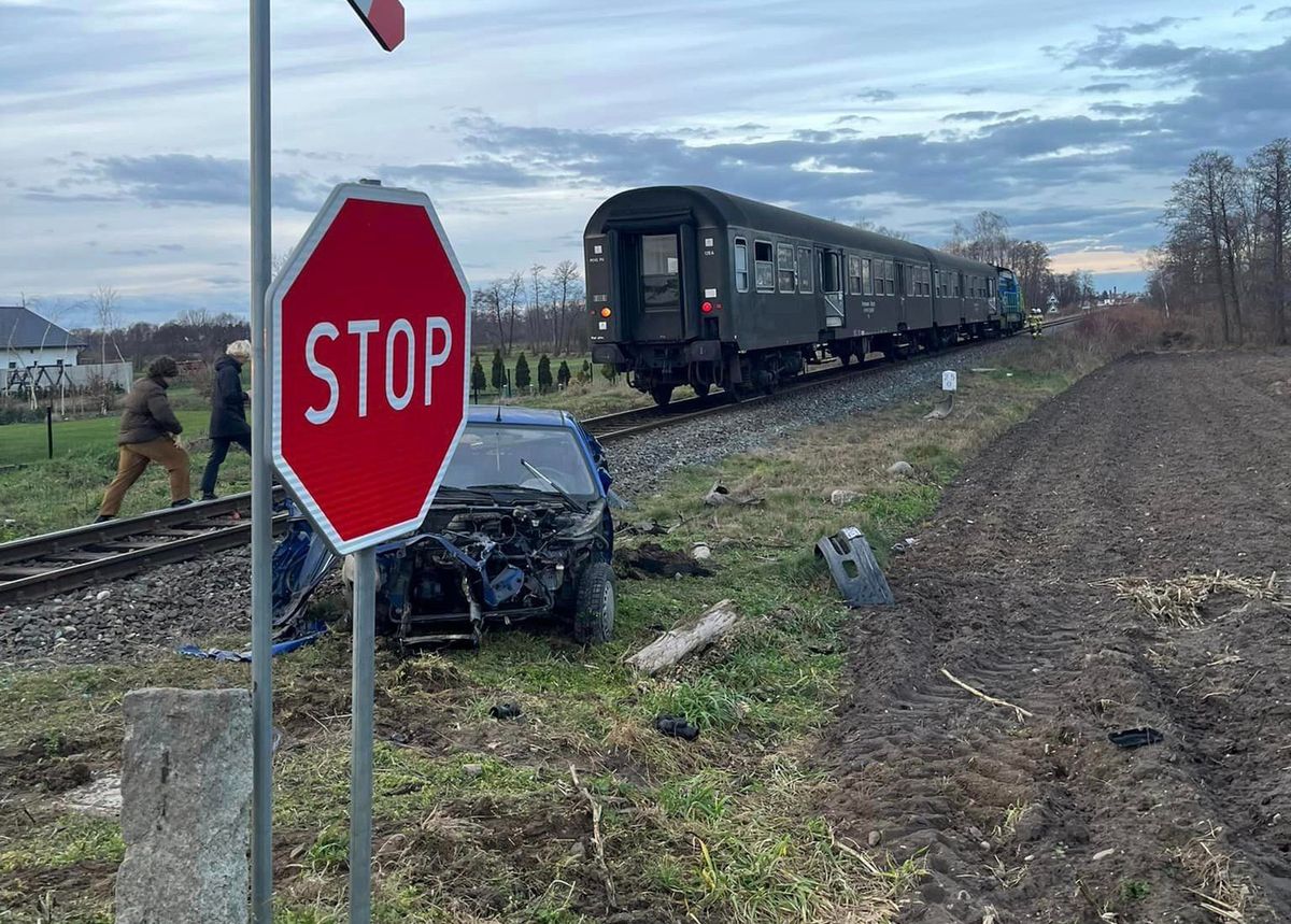 Zlekceważył znak "STOP". 70-latek próbował staranować pociąg