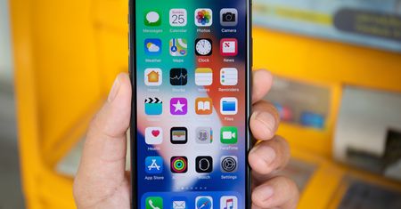 Najdroższy iPhone XS Max kosztuje ponad 7 tys. złotych, ale to nie koniec dużych wydatków