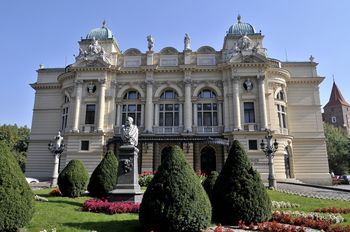 Ściągnął ukraińskie flagi z krakowskich budynków. Jakie usłyszał zarzuty?