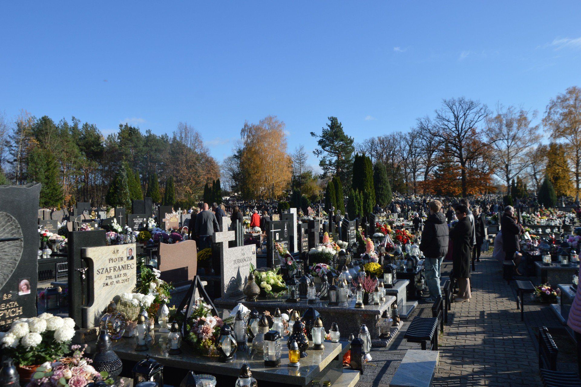 Na cmentarzu w Suchedniowie można podziwiać wyjątkowy nagrobek Jana Hempla, XIX - wiecznego geologa, &#34;ojca polskiego górnictwa&#34;.