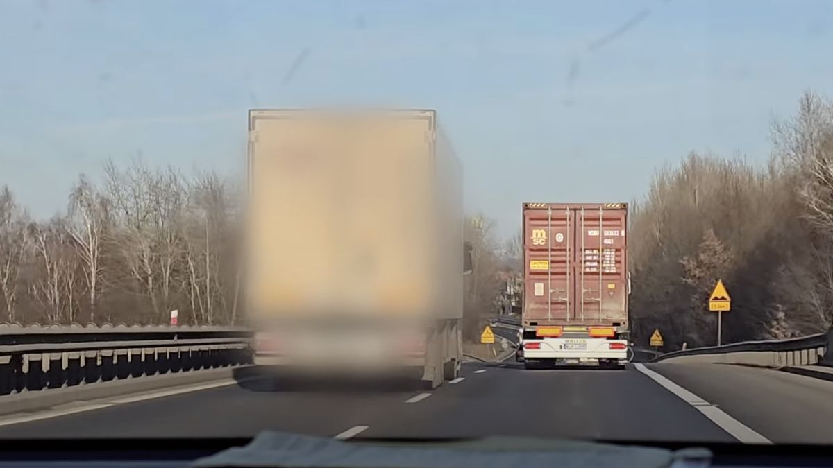 Kierowca tira zaczął wyprzedzać na oczach policji