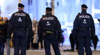 Polak aresztowany w Austrii. Groził ludziom nożem