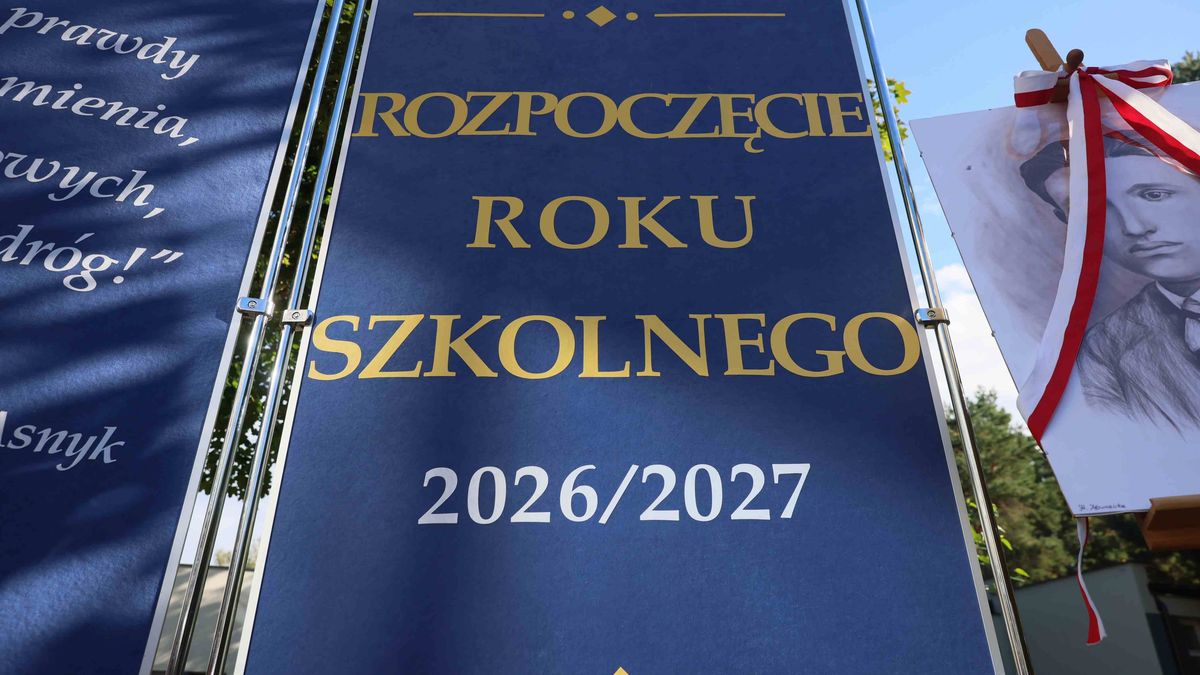 Komornica (pow. legionowski, gm. Wieliszew), 01.09.2026. Inauguracja roku szkolnego 2026/2027 w Liceum Ogólnokształcącym im. mjra Konstantego Mikołaja Radziwiłła w Komornicy, 1 bm. W uroczystości bierze udział para prezydencka RP. (jm) PAP/Leszek Szymański