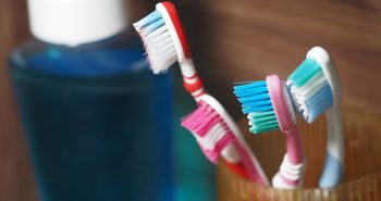 Kupujesz twardą szczoteczkę, bo ma lepiej czyścić? Badania pokazują coś innego