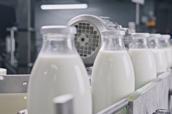 Sprzedają mleko za 49 gr. Tyle tak naprawdę kosztuje litr