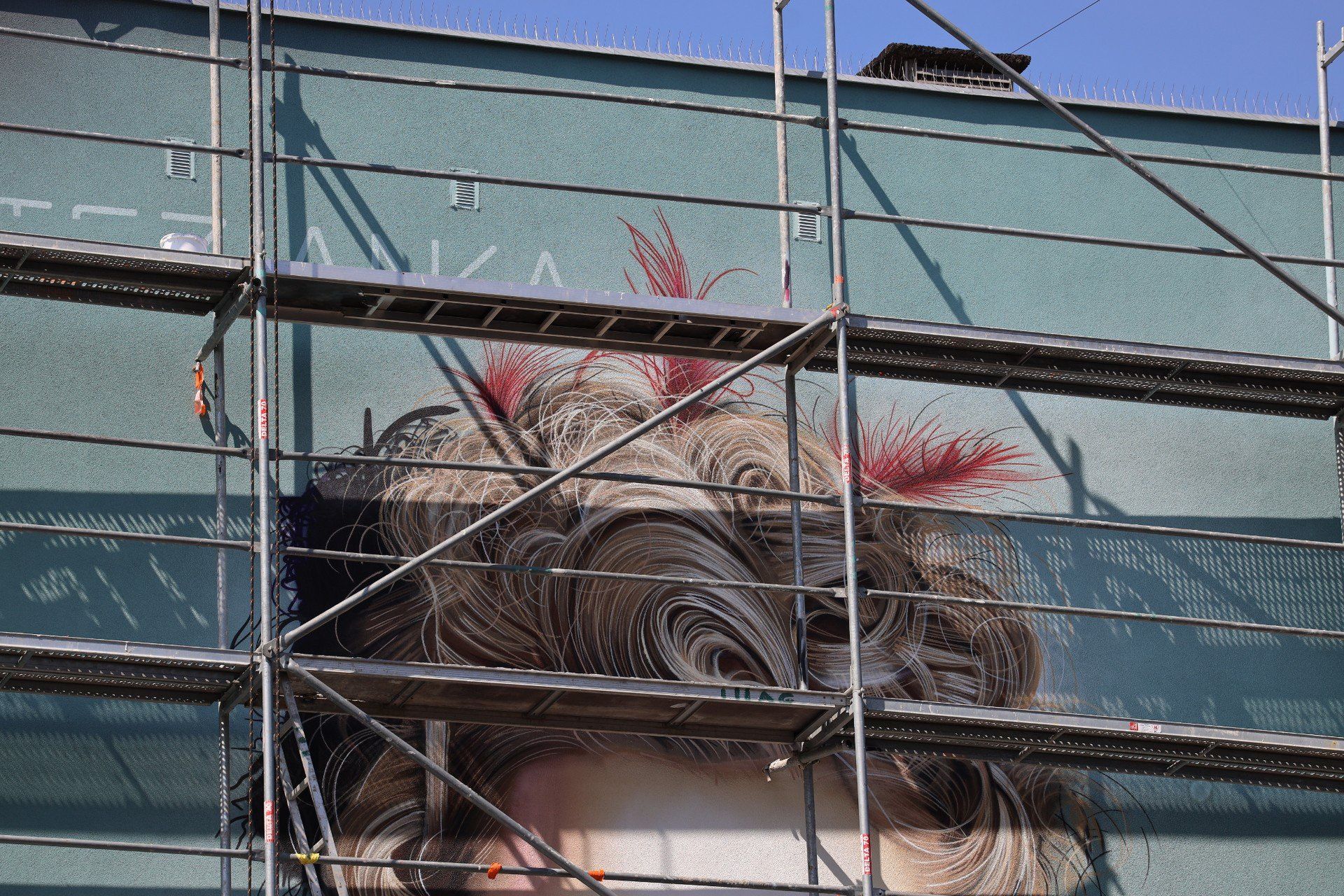Świtezianka znów będzie zachwycać. Kończą odnawiać mural na osiedlu Trzech Wieszczów