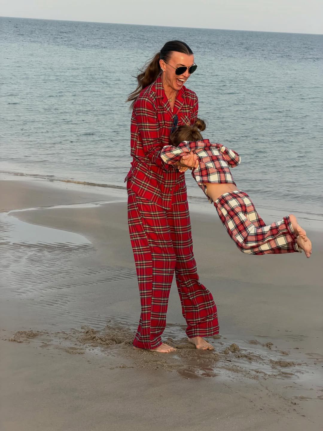 Katarzyna Sokołowska na plaży z synem