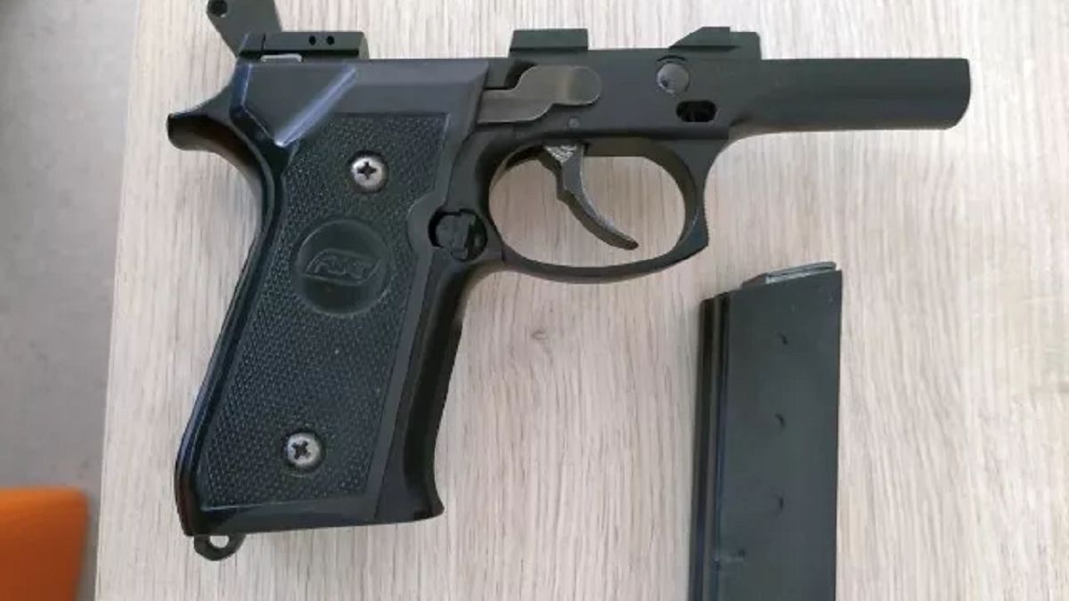 Uczeń przyniósł pistolet do szkoły 