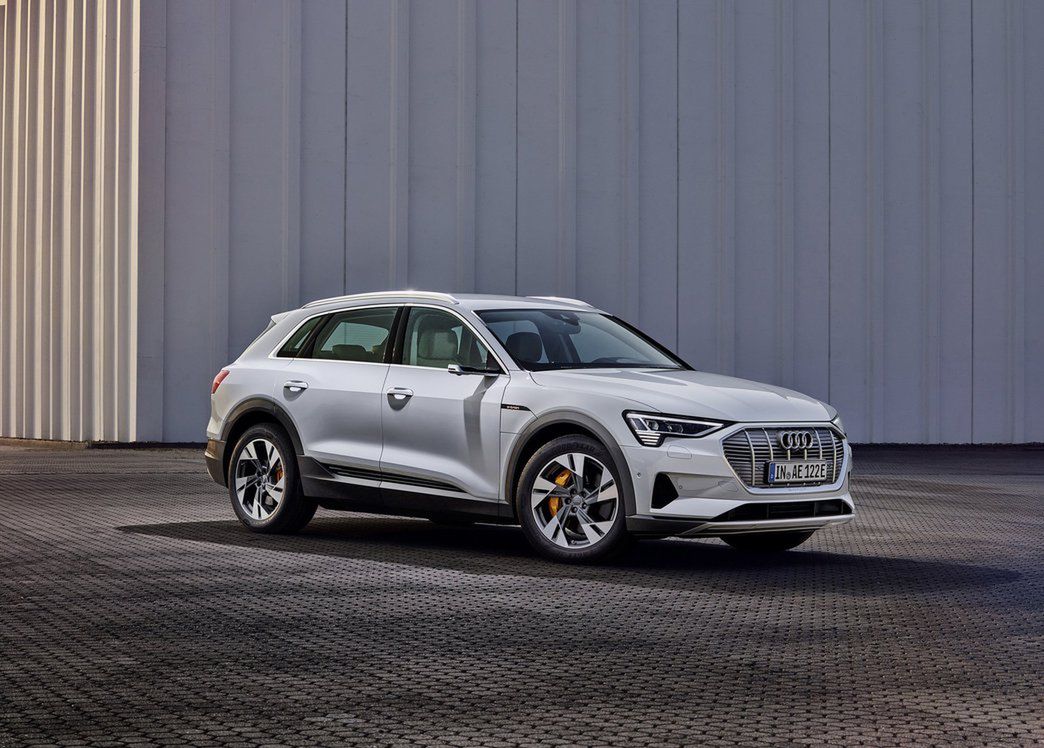 Audi e-tron 50 quattro - słabsza i tańsza wersja już w salonach. Znamy ceny