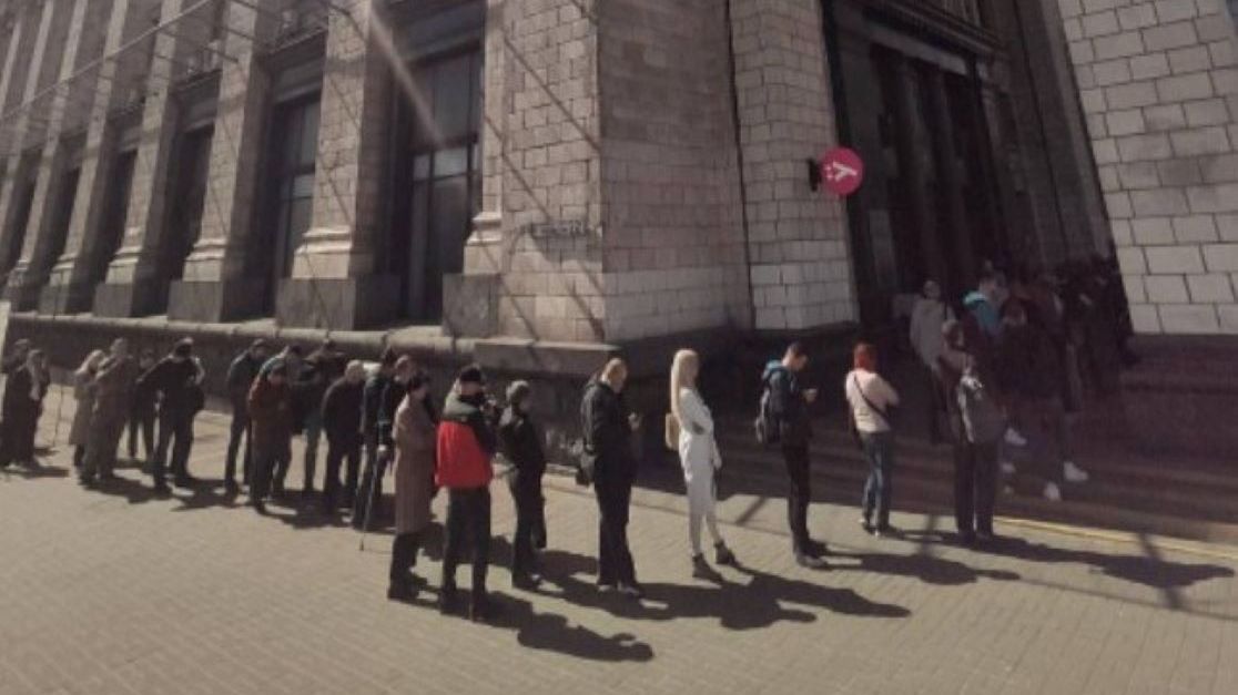 Pod pocztą w Kijowie ustawiają się długie kolejki 
