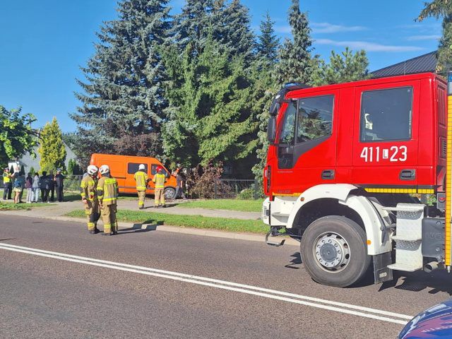 Bus uderzył w ogrodzenie posesji, pojazdem podróżowało 8 osób (zdjęcia)