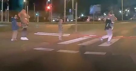 Zielona Góra. Z dzieckiem na rękach wbiegł na pasy prosto pod samochód. Miał czerwone światło