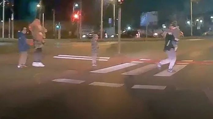 Ludzie na przejściu dla pieszych