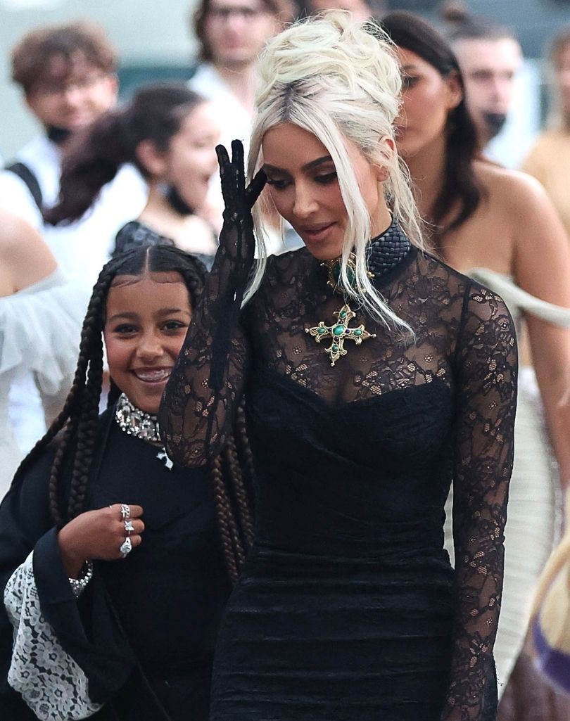 Kim Kardashian na ślubie Kourtney Kardashian i Travisa Barkera