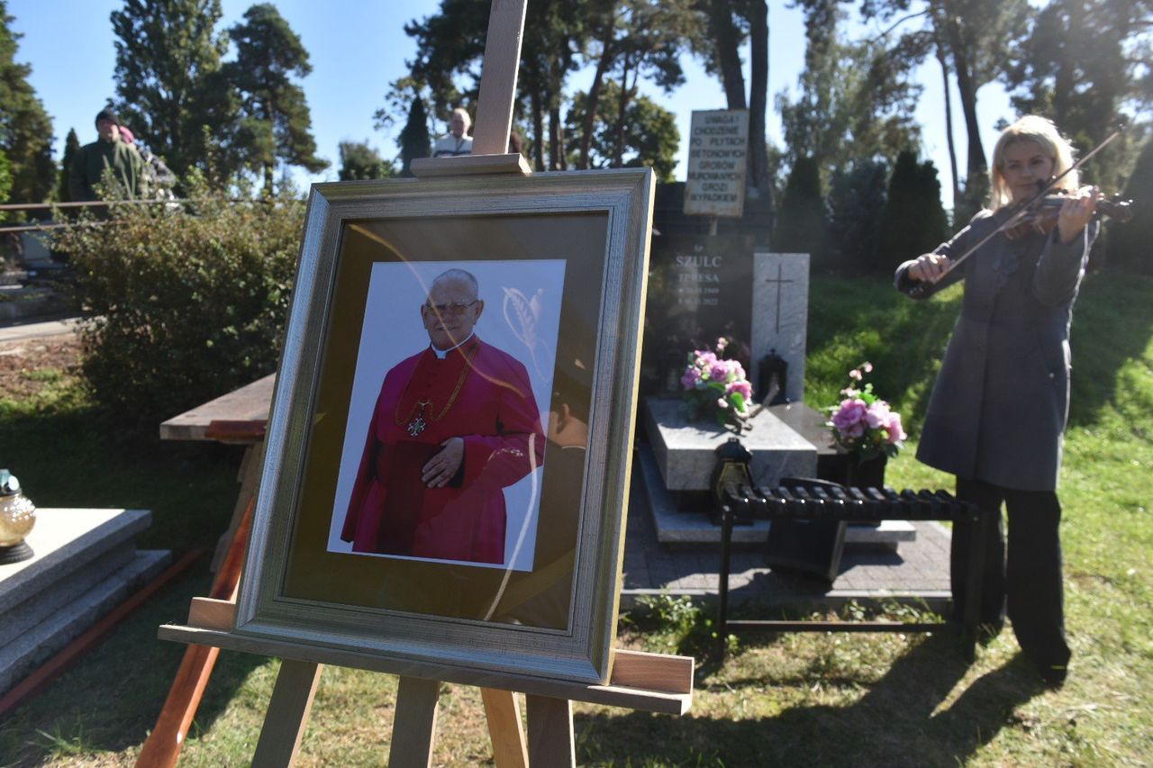 Toruń: Pogrzeb ks. Stanisława Kardasza. Pożegnali go kapłani i władze