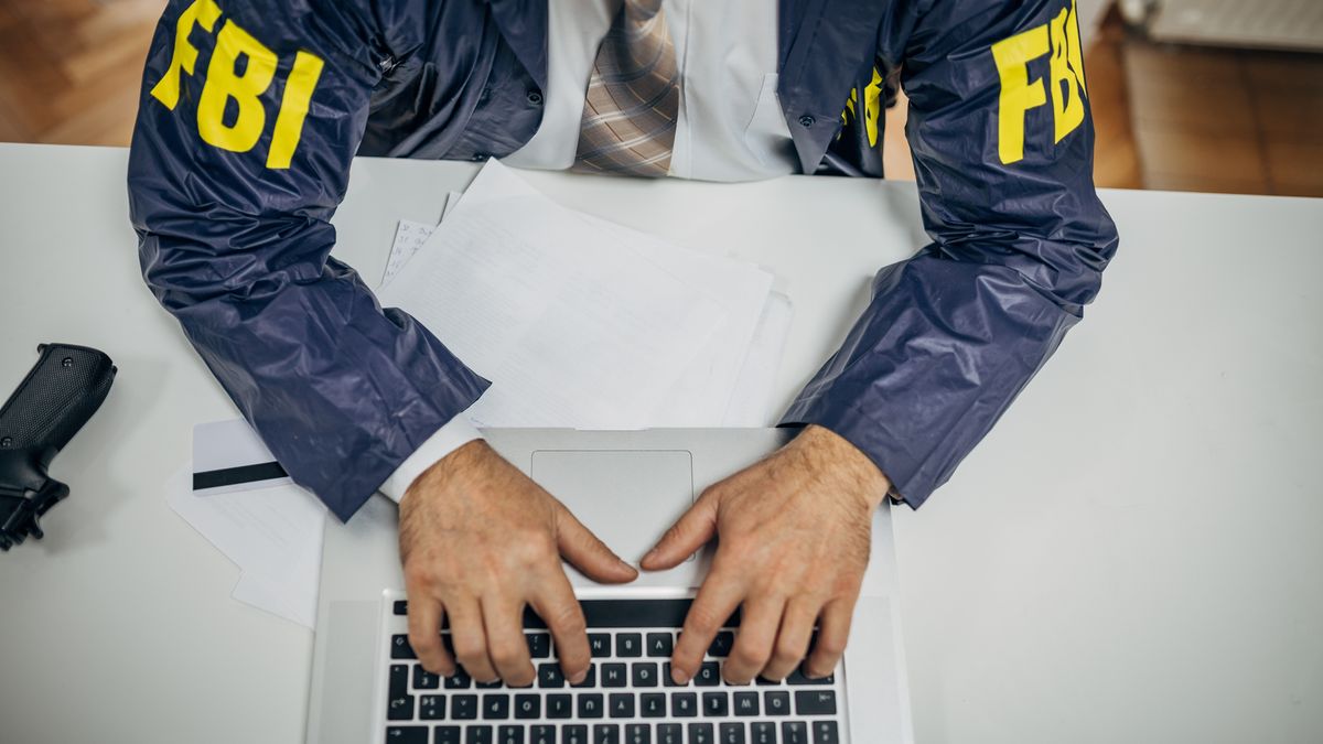 Funkcjonariusz FBI z laptopem