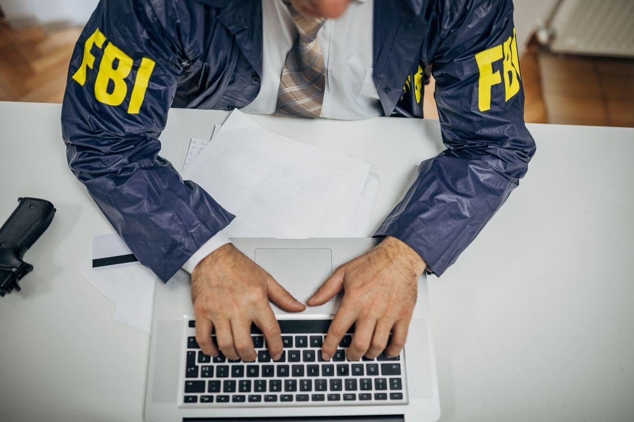 Funkcjonariusz FBI z laptopem