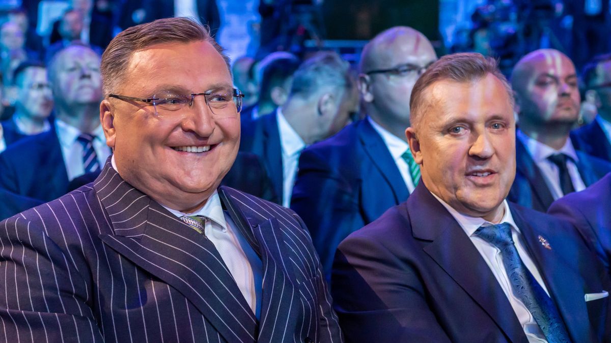 WARSAW, POLAND - 2022/05/23: (L-R) Czeslaw Michniewicz coach of Polish National Football Team and Cezary Kulesza president of Polish Football Association are seen during Gala of Ekstraklasa 2022 in Warsaw. (Photo by Mikolaj Barbanell/SOPA Images/LightRocket via Getty Images)