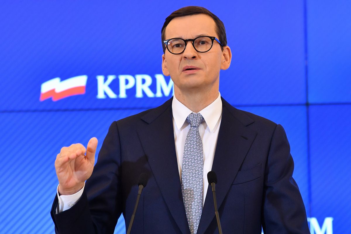 Omikron i nowe obostrzenia. Morawiecki zabiera głos 