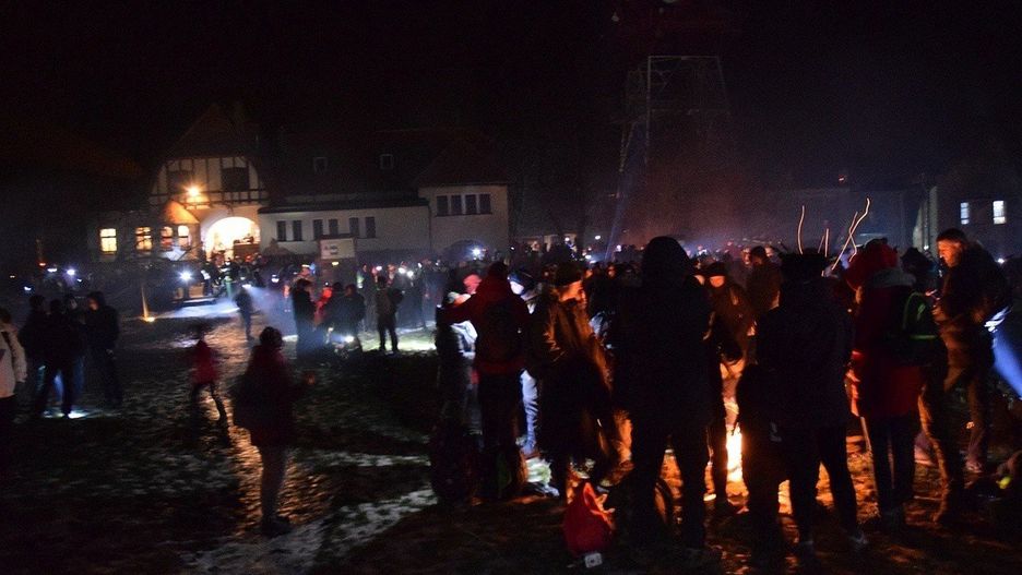 Sylwestrowe imprezowanie na szczycie Ślęży. Tłumy w rezerwacie przyrody, ogniska, sztuczne ognie, papierosy.