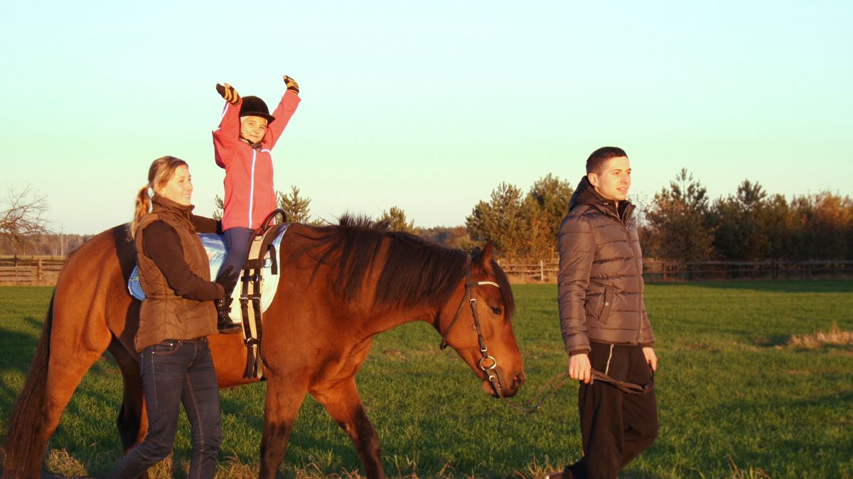 Zdjęcie przedstawiające zajęcia hipoterapii.
