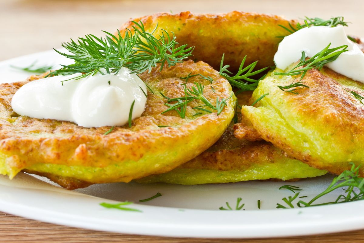 Nie ścieram cukinii na placki. Maczam w cieście i smażę na złoto, jest smaczniej i szybciej