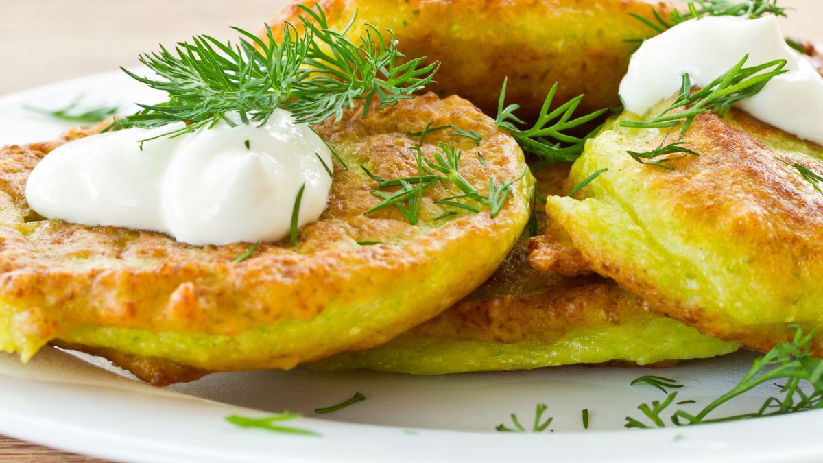 Cukinia w cieśnie naleśnikowym to pomysł na szybką kolację