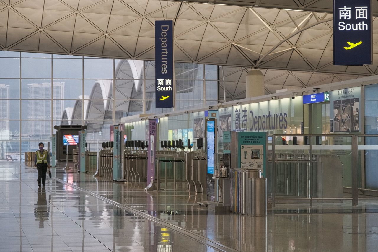 Pusto na polskich lotniskach. Pasażerów jest o 64 proc. mniej