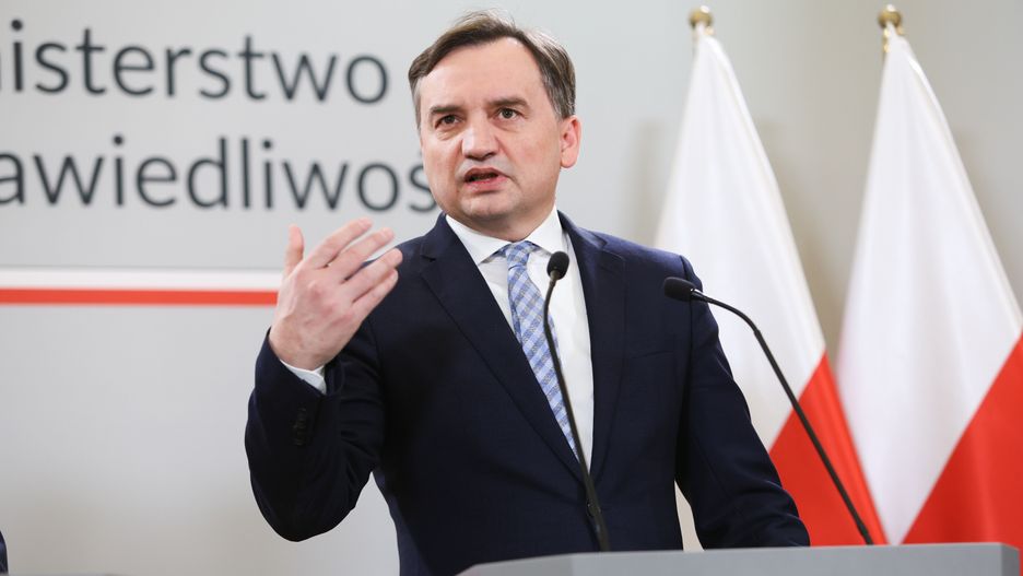 Warszawa, 01.02.2023. Minister sprawiedliwości, prokurator generalny Zbigniew Ziobro podczas konferencji prasowej w siedzibie Ministerstwa Sprawiedliwości w Warszawie, 1 bm. Temat: Komisja Europejska występuje przeciwko polskim dzieciom. (jm) PAP/Rafał Guz