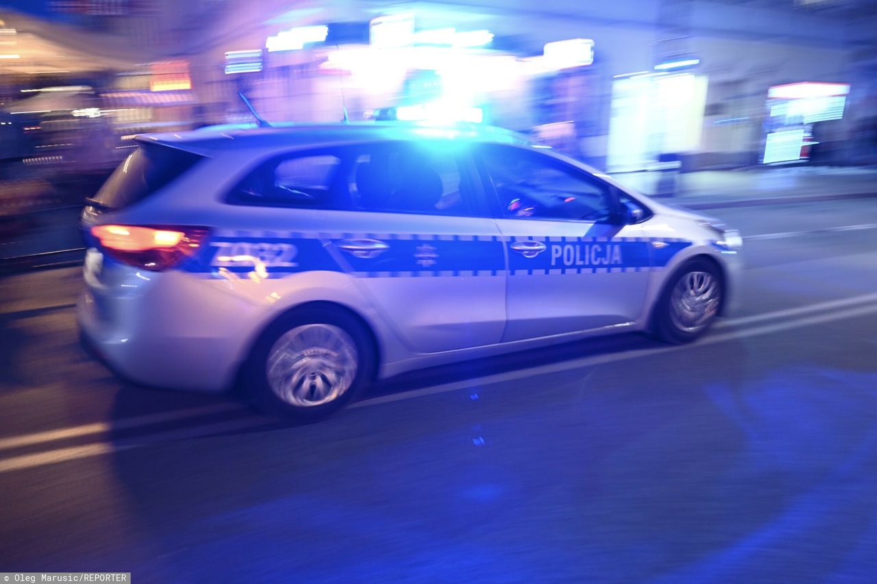 Katował małą dziewczynkę. Wszystkiemu przyglądała się matka i rodzeństwo