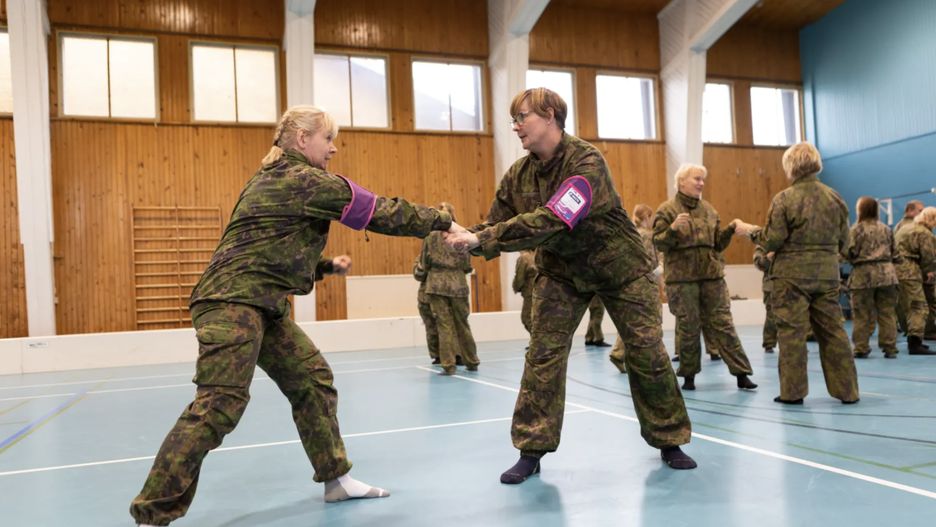 Kursy samoobrony cieszą się w Finlandii od kilku dni niebywałym powodzeniem. Zapisują się na nie Finowie i Finki w różnym wieku, (Stowarzyszenie Kobiet Standby)