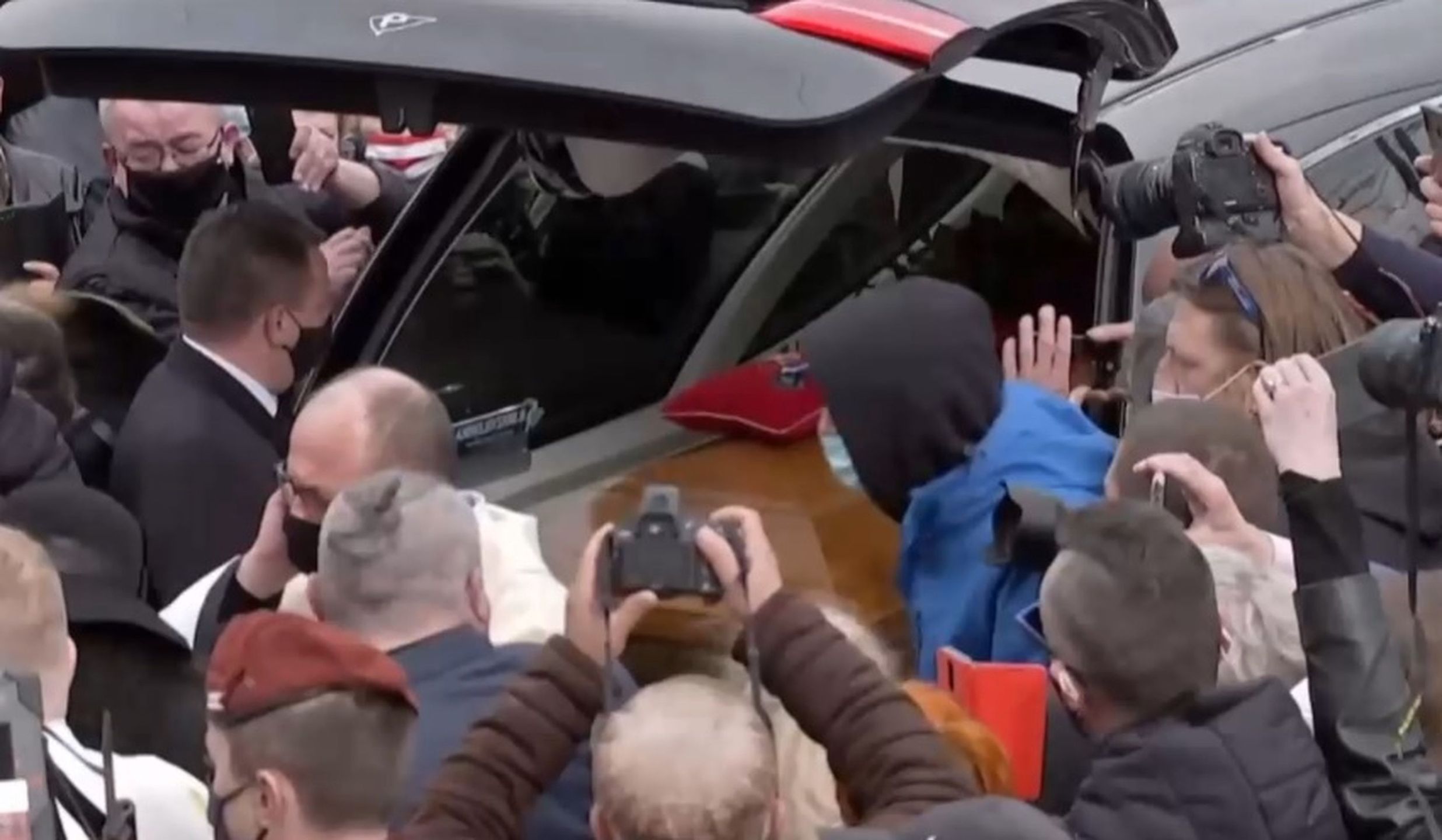 Fani otoczyli trumną Krzysztofa Krawczyka