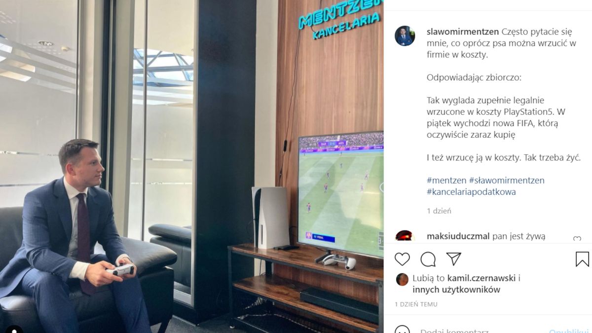 Sławomir Mentzen z konsolą, którą - jak twierdzi - wrzucił w koszty działalności gospodarczej 