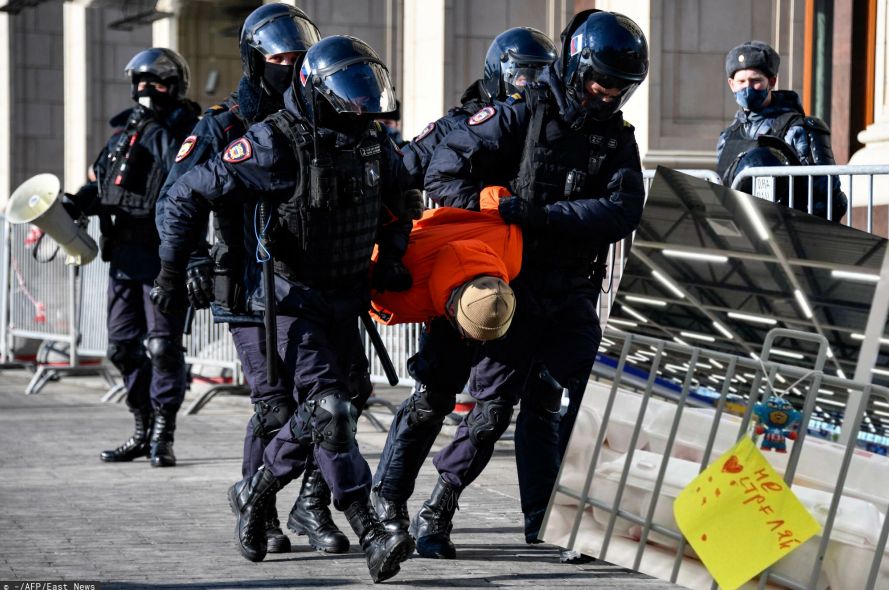 Rosja. Zostawili w sklepie zabawkę z napisem „nie strzelać”. Zostali zatrzymani przez policję (Źródło: East News/24liveblog.com)